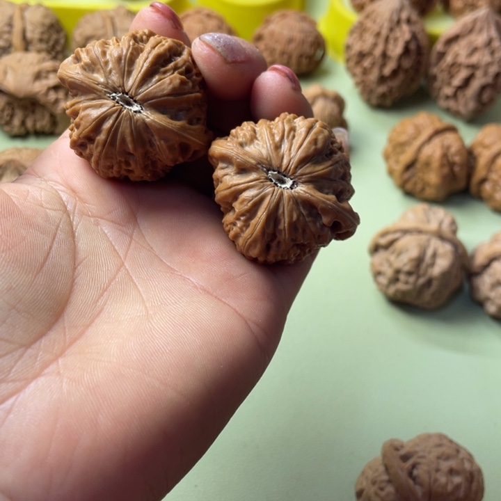 雾***了手把件原树核桃铁锤