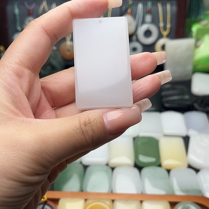 石英质玉（金丝玉）未镶嵌颈饰