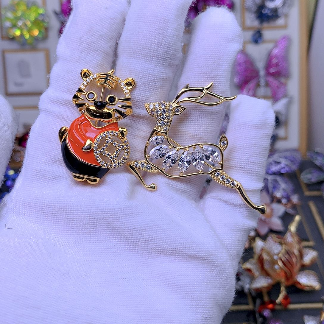 合成立方氧化锆铜胸针2个