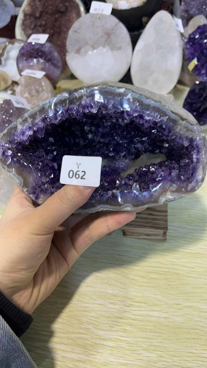 紫水晶带方解的好看的钱袋子