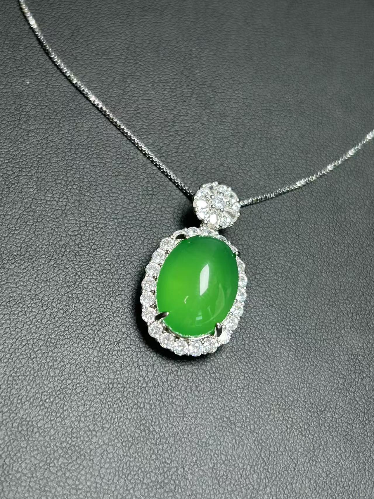 玉髓绿色鸽子蛋面气质项链/国风中式女款锁骨链