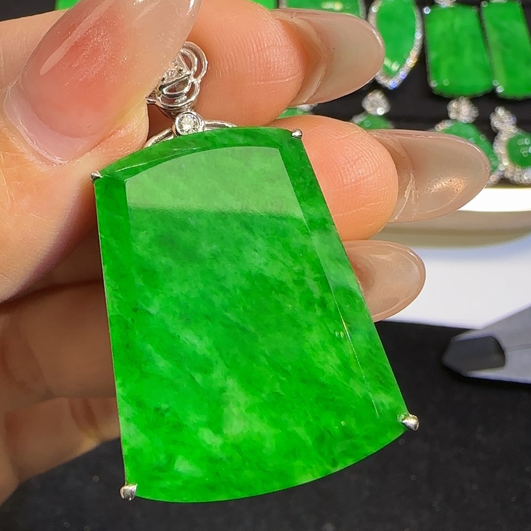 翡翠颈饰18K金镶嵌无事牌