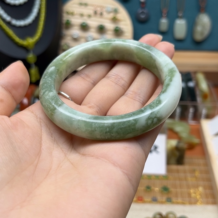 蛇纹石玉未镶嵌手镯