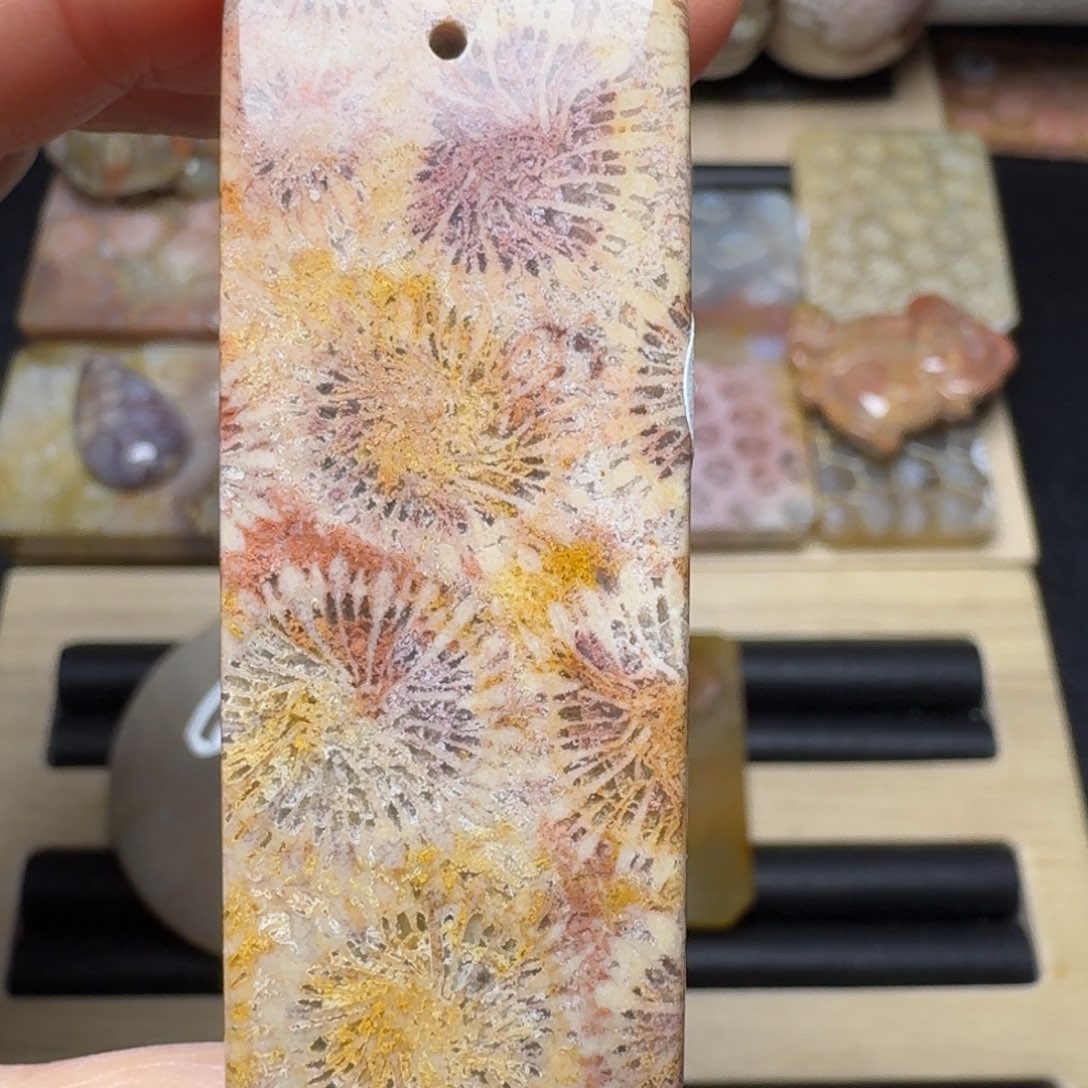 硅化玉未镶嵌紫红大花，盘它