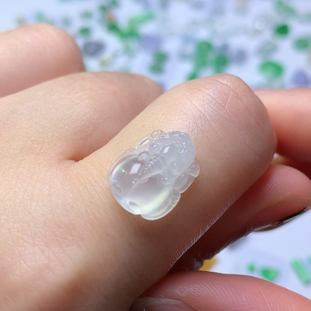 翡翠未镶嵌颈饰皮休