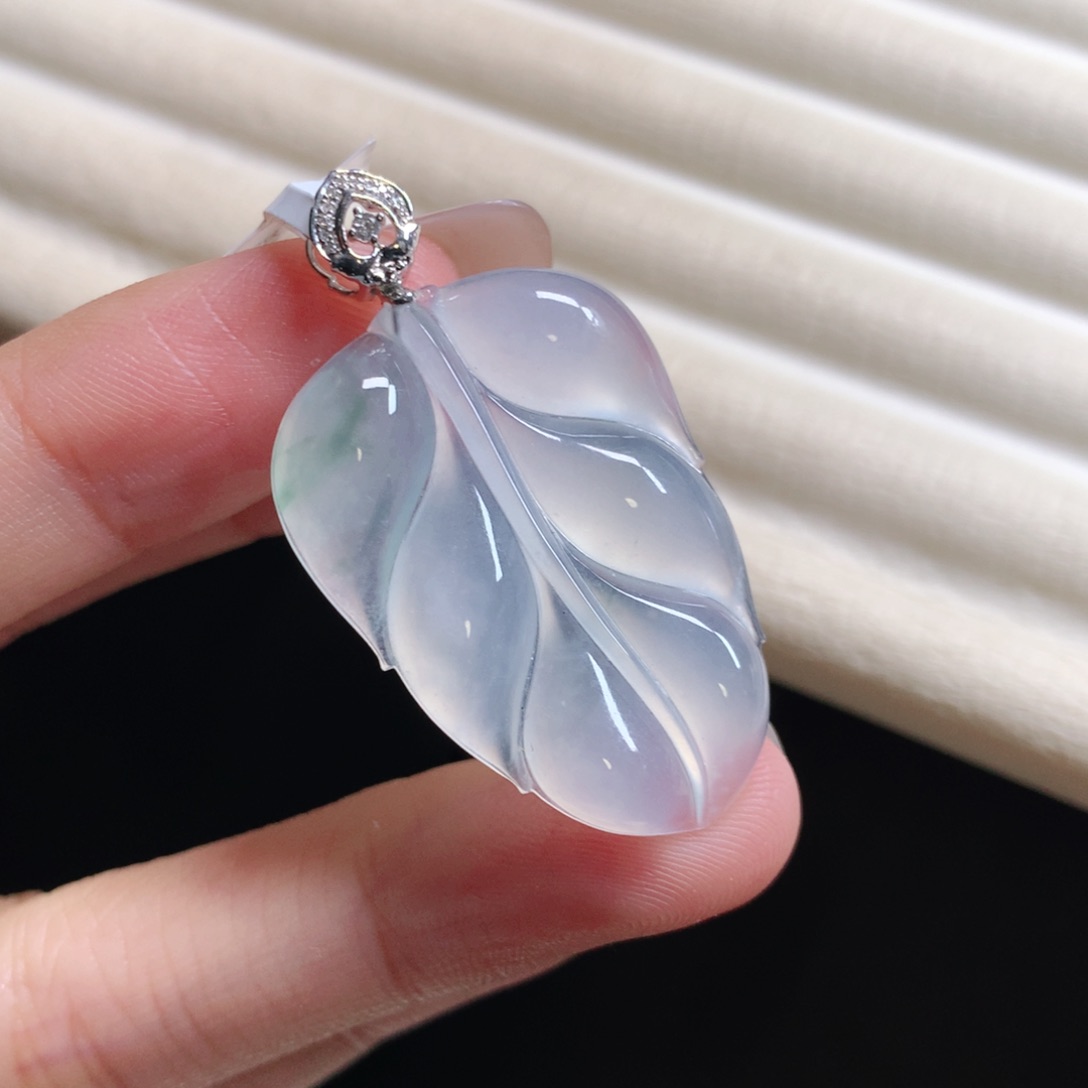 翡翠颈饰18K金镶嵌茅台白叶子