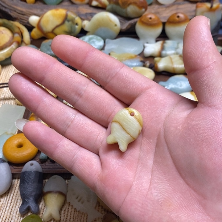 苏***婆蛇纹石玉未镶嵌颈饰