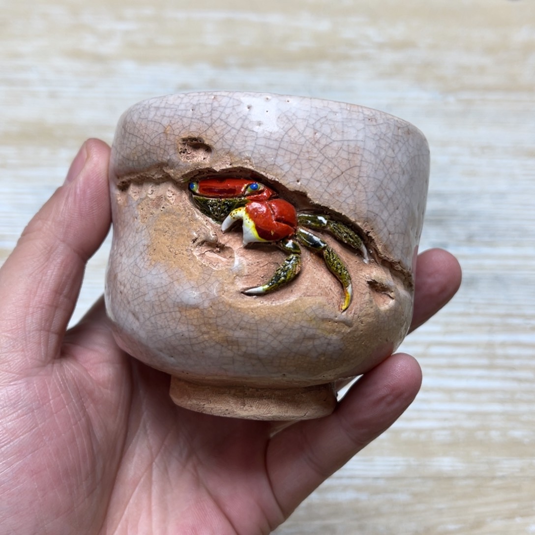 瓷片密密麻麻地排列着一个