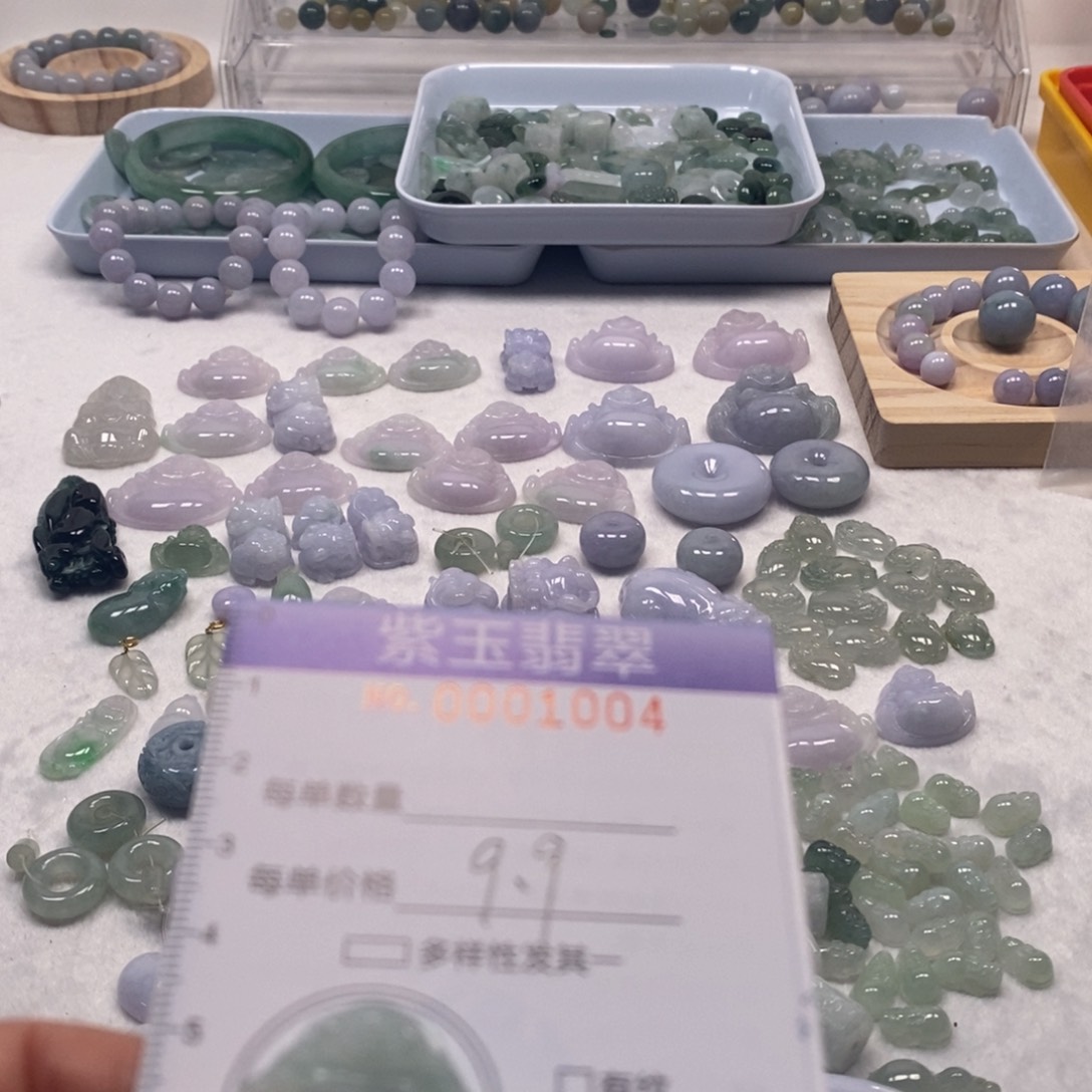 翡翠未镶嵌颈饰小佛