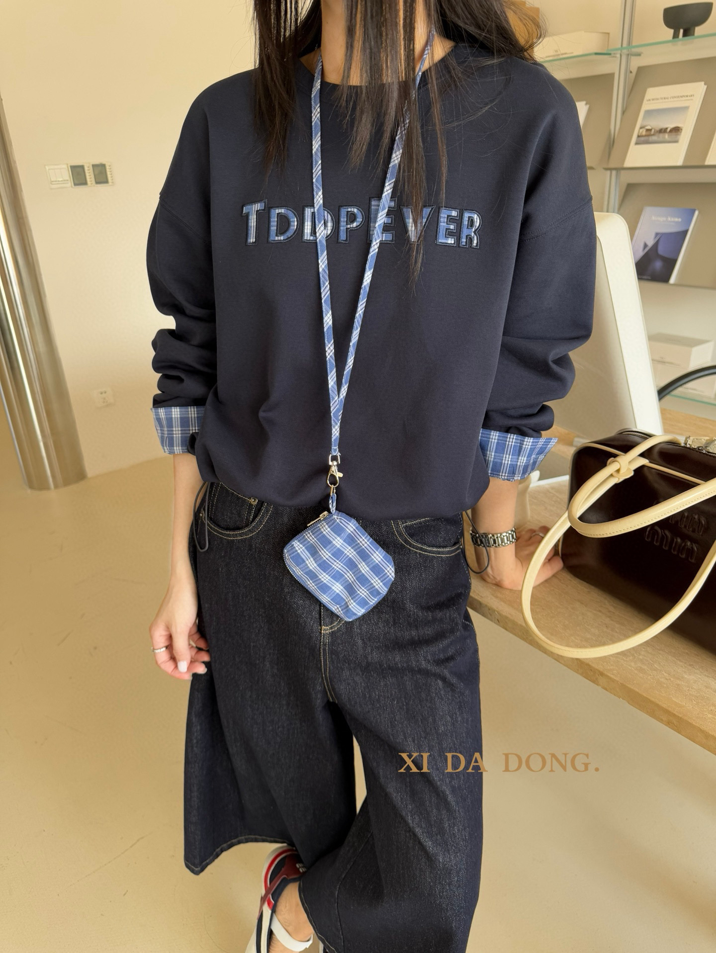 刺绣贴布格子假两件圆领卫衣配小包包时尚休闲百搭