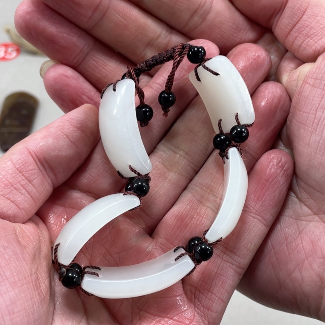 和田玉（糖玉）颈饰未镶嵌不*楼