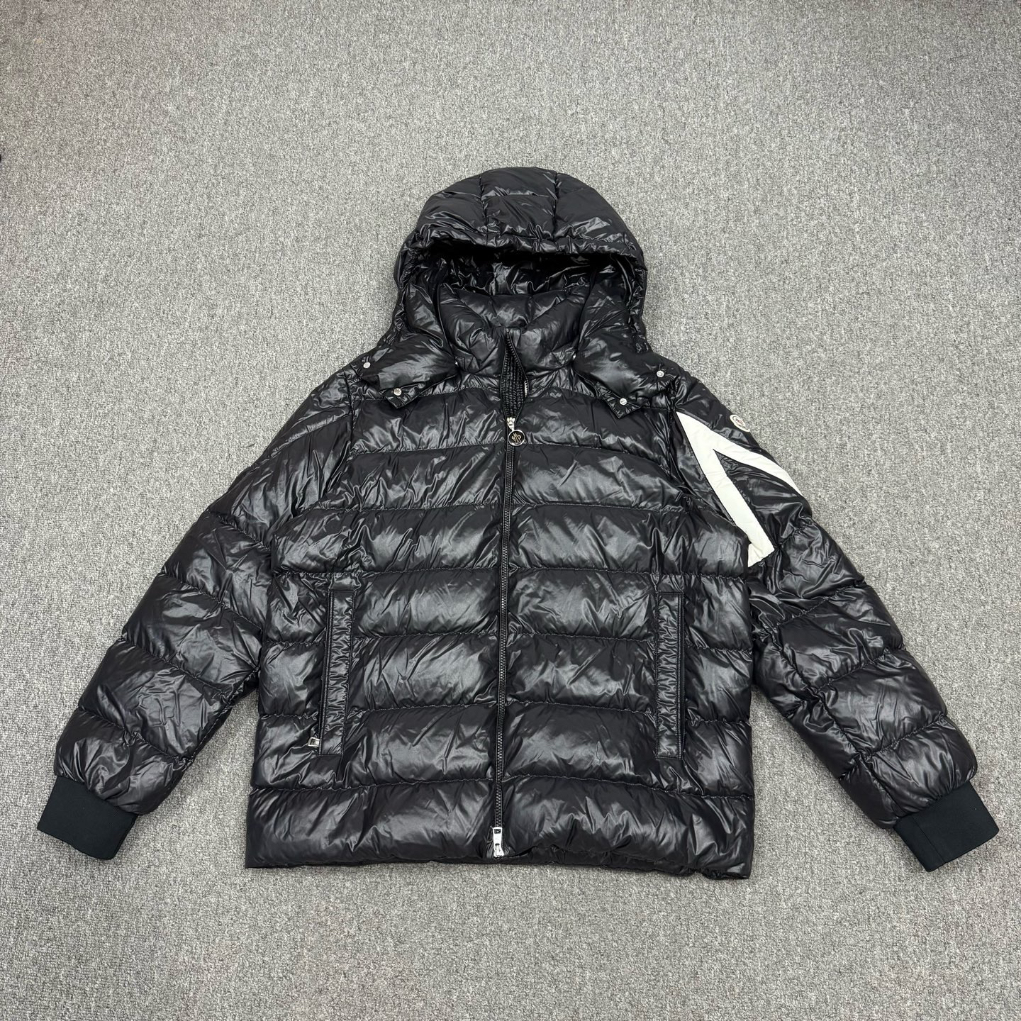 99新 MONCLER 16549127 黑色徽标手臂字母羽绒服外套 6码99新