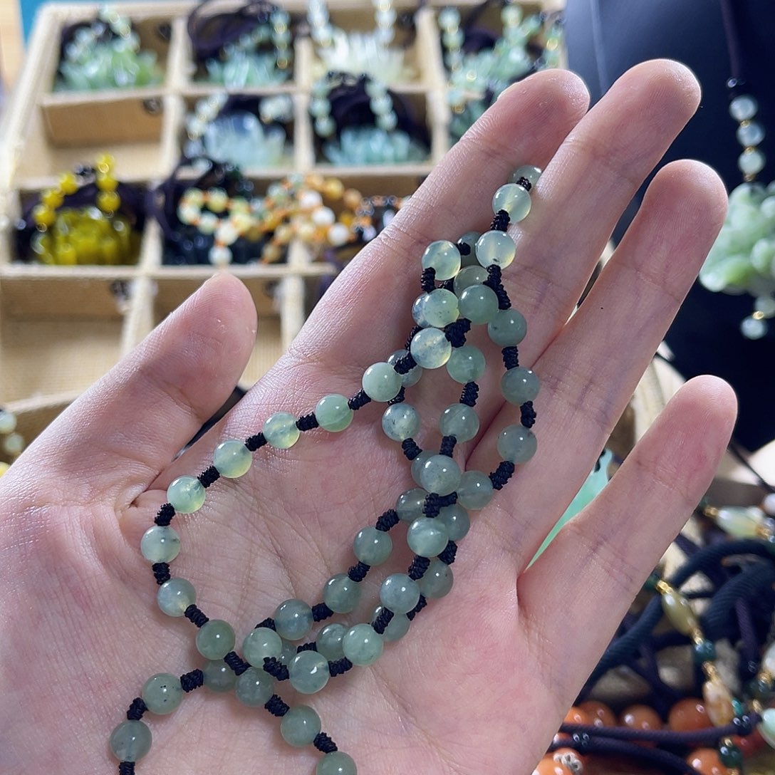 蛇纹石玉颈饰合金