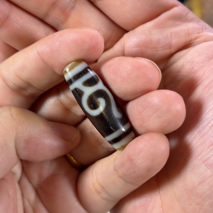 一***道玛瑙/玉髓未镶嵌颈饰