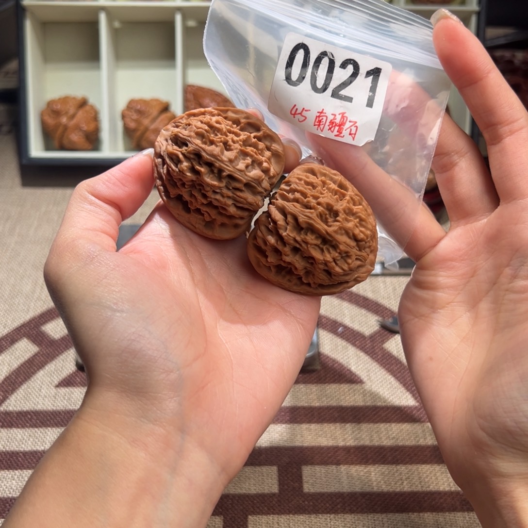 45南疆石文玩核桃
