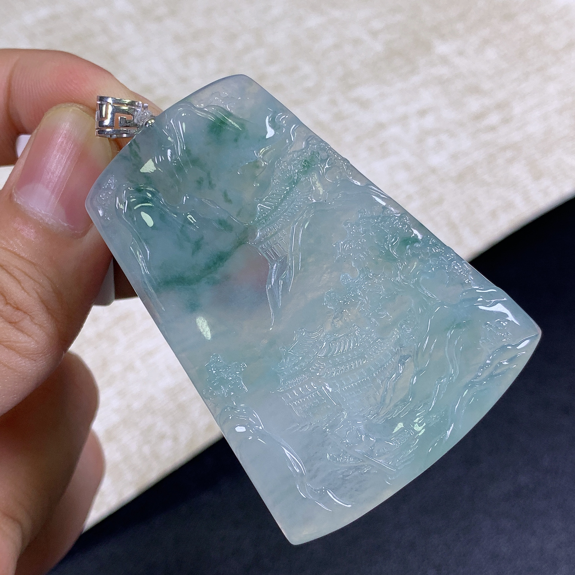 缅甸天然A货翡翠18k金镶嵌冰润细腻飘花山水牌吊坠63.6x41x5.6