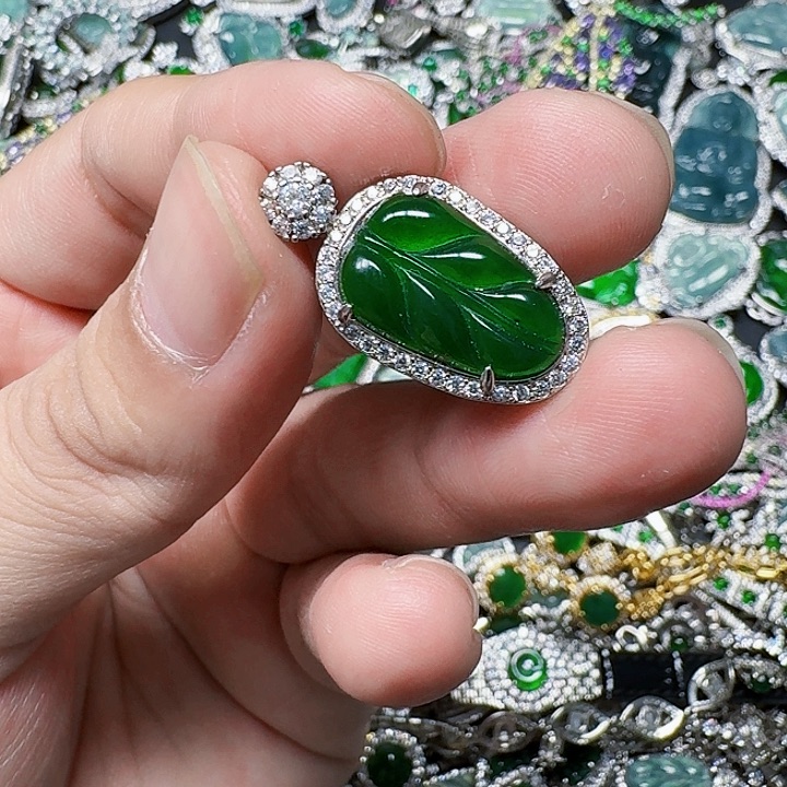 翡翠颈饰未镶嵌天然A货翡翠放漏