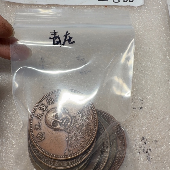 青***提上九个工艺品摆件