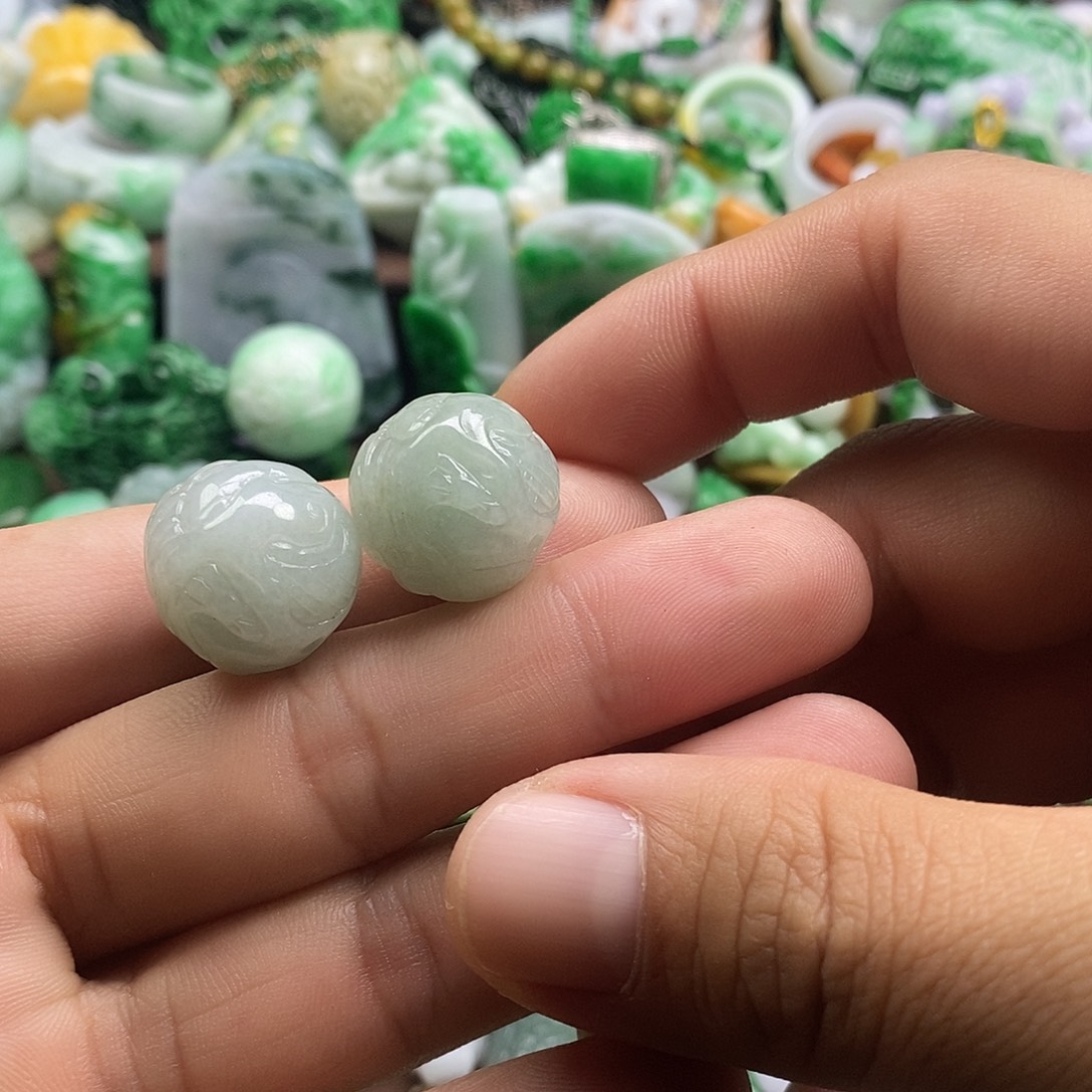 翡翠未镶嵌颈饰龙球