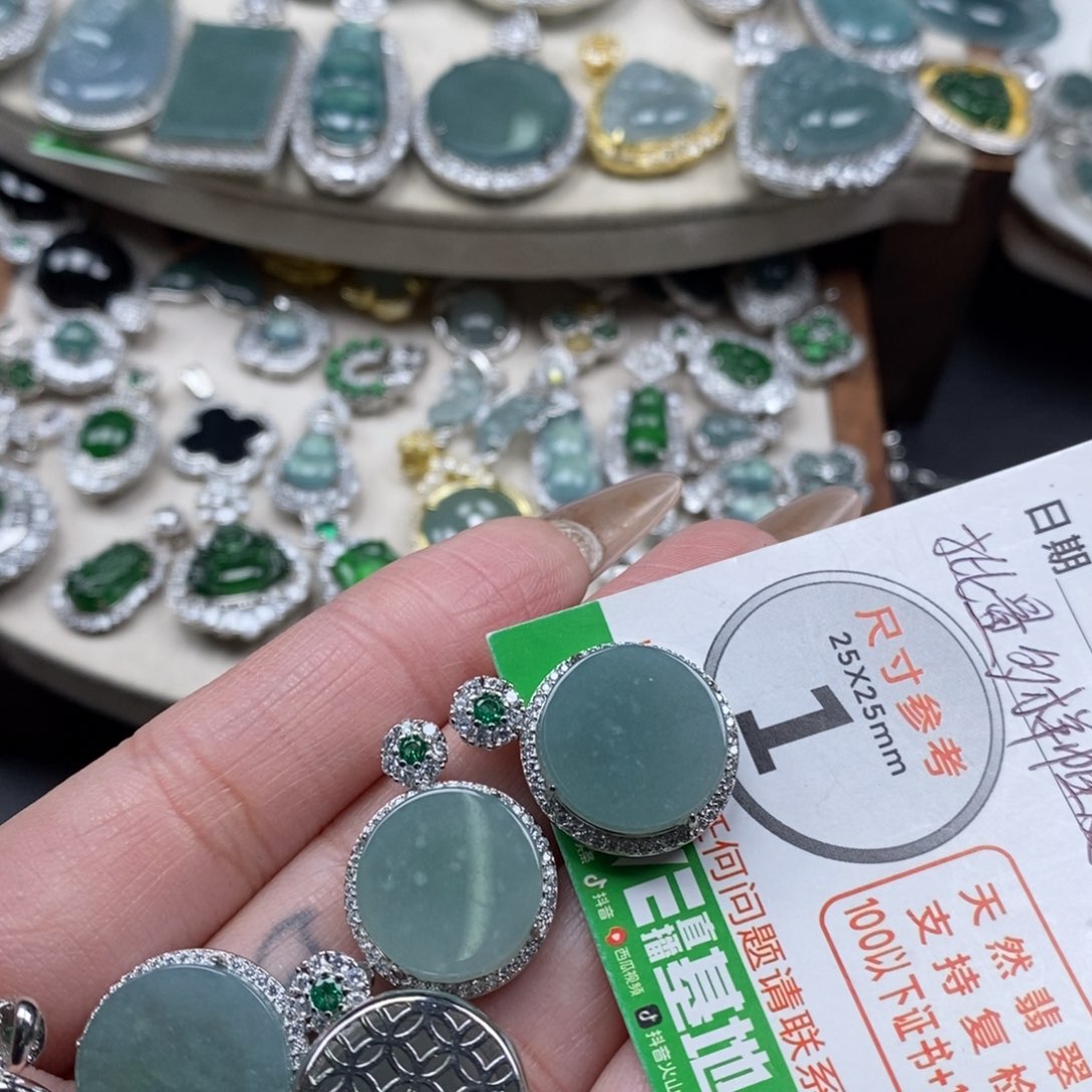 翡翠颈饰未镶嵌翡翠