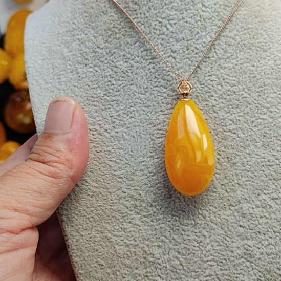 18K金镶嵌吊坠(赠链)蜜蜡