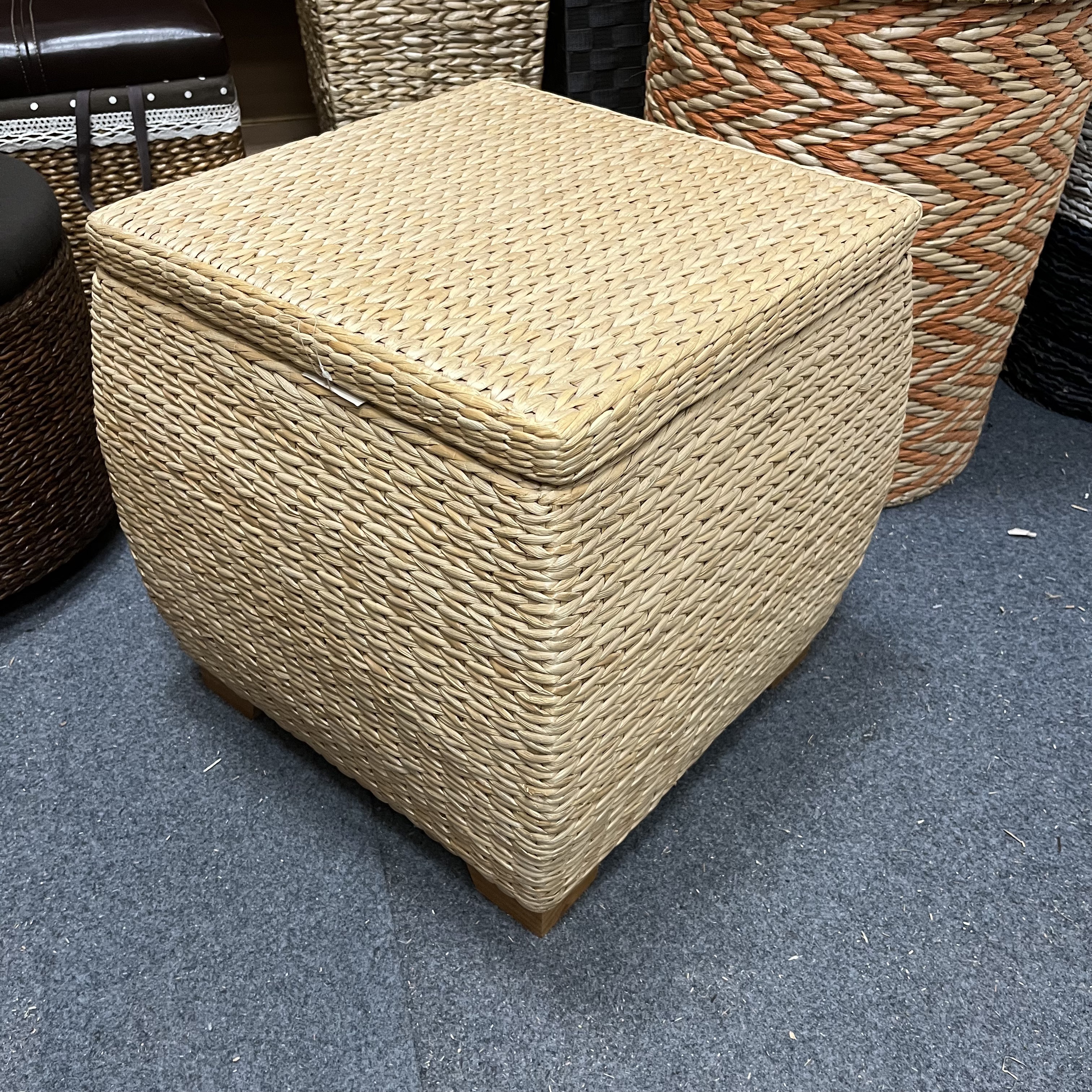 1499号蒲草编制收纳凳45*45*45（有瑕疵介意勿拍）