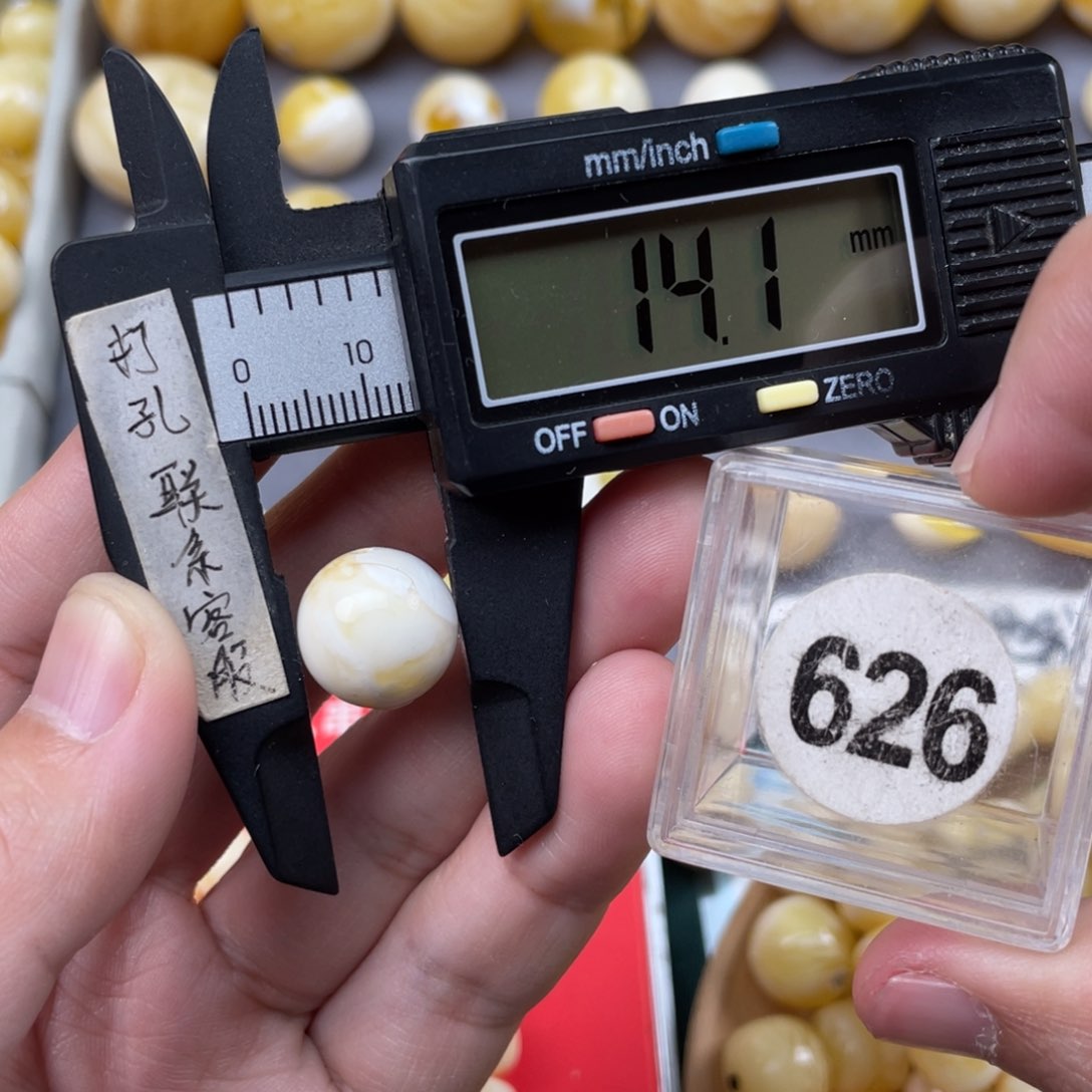 蜜蜡珠宝奇石未镶嵌