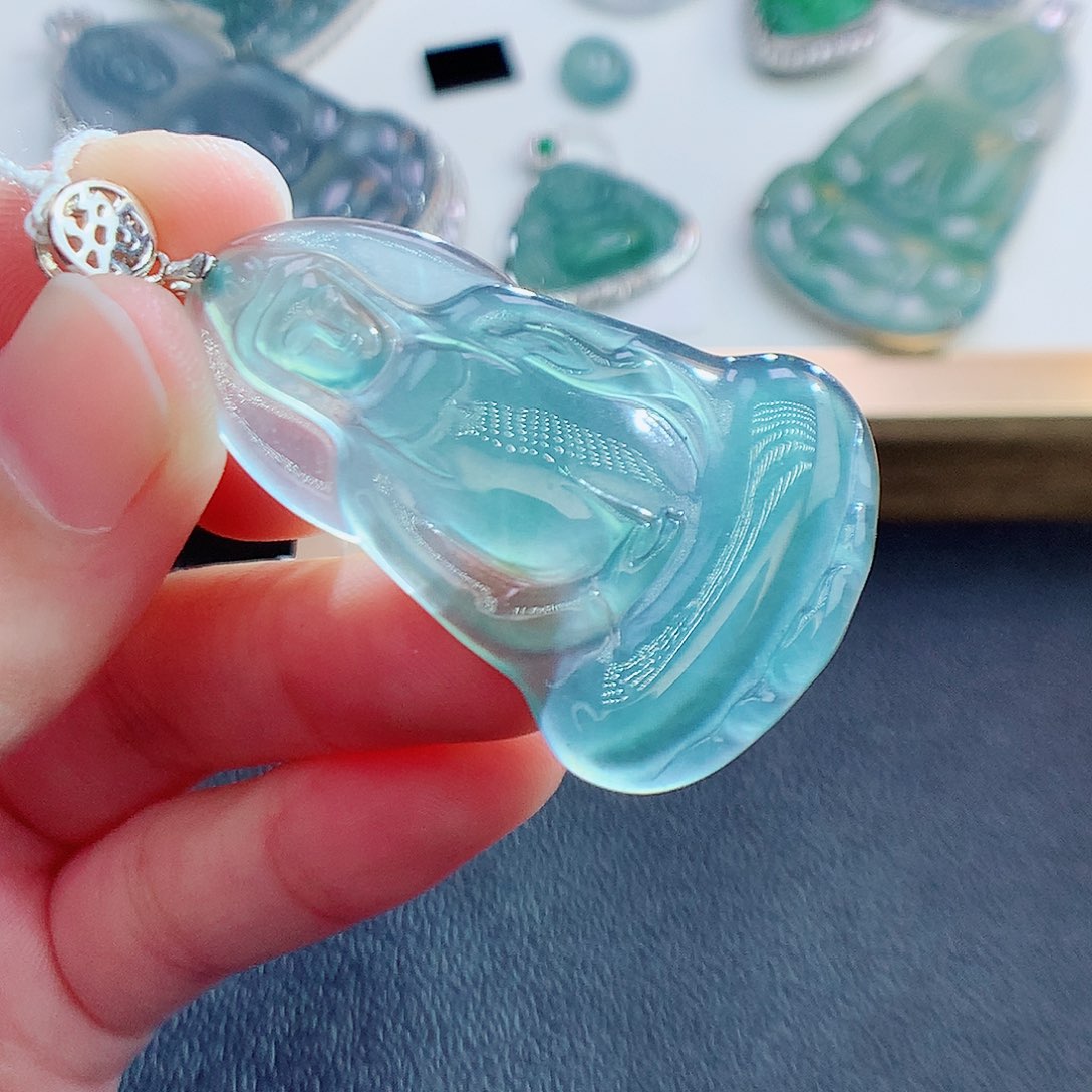 翡翠挂件未镶嵌翡翠