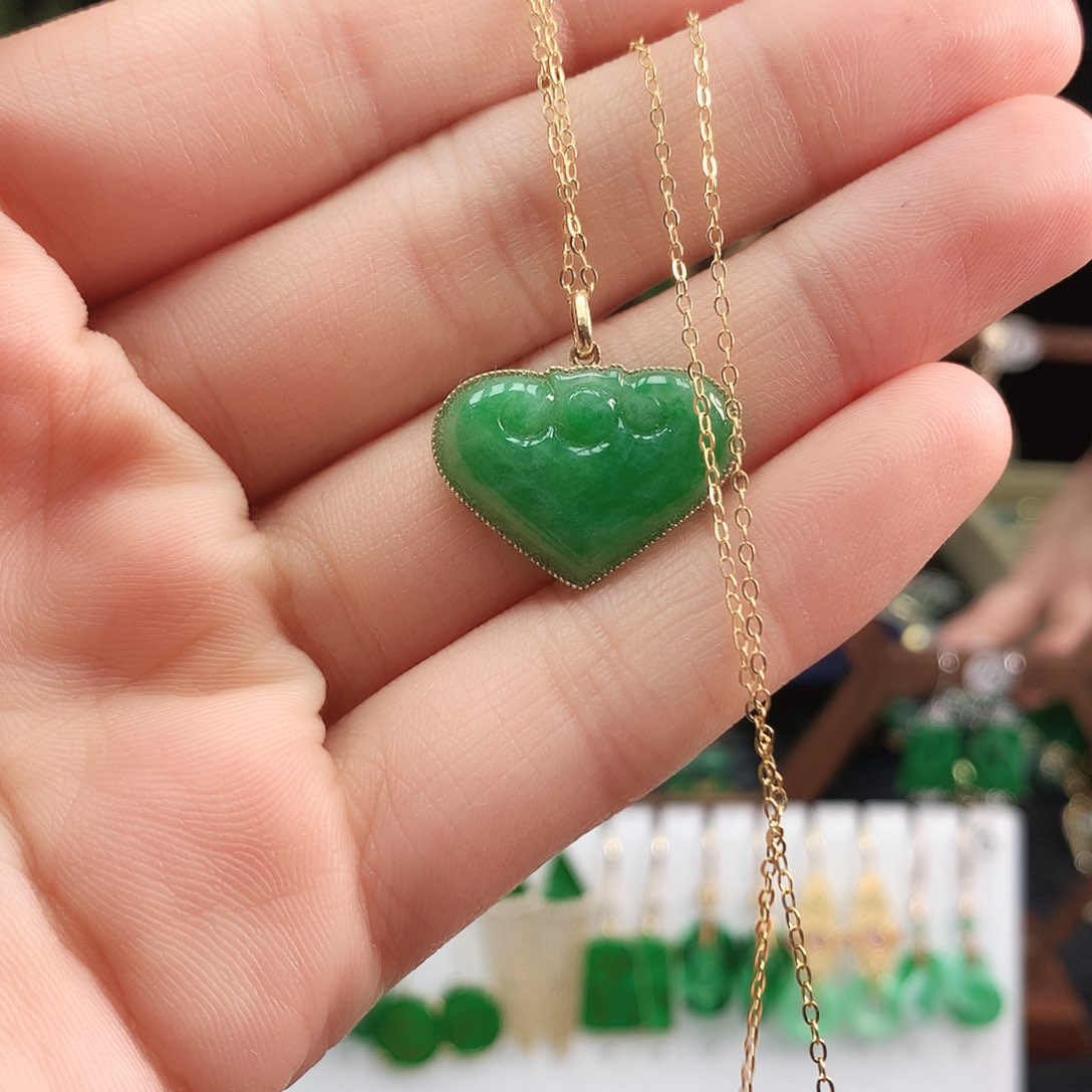 翡翠吊坠(赠链)18K金镶嵌吊坠