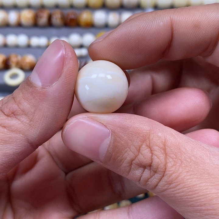 陈***长琥珀未镶嵌裸石圆珠