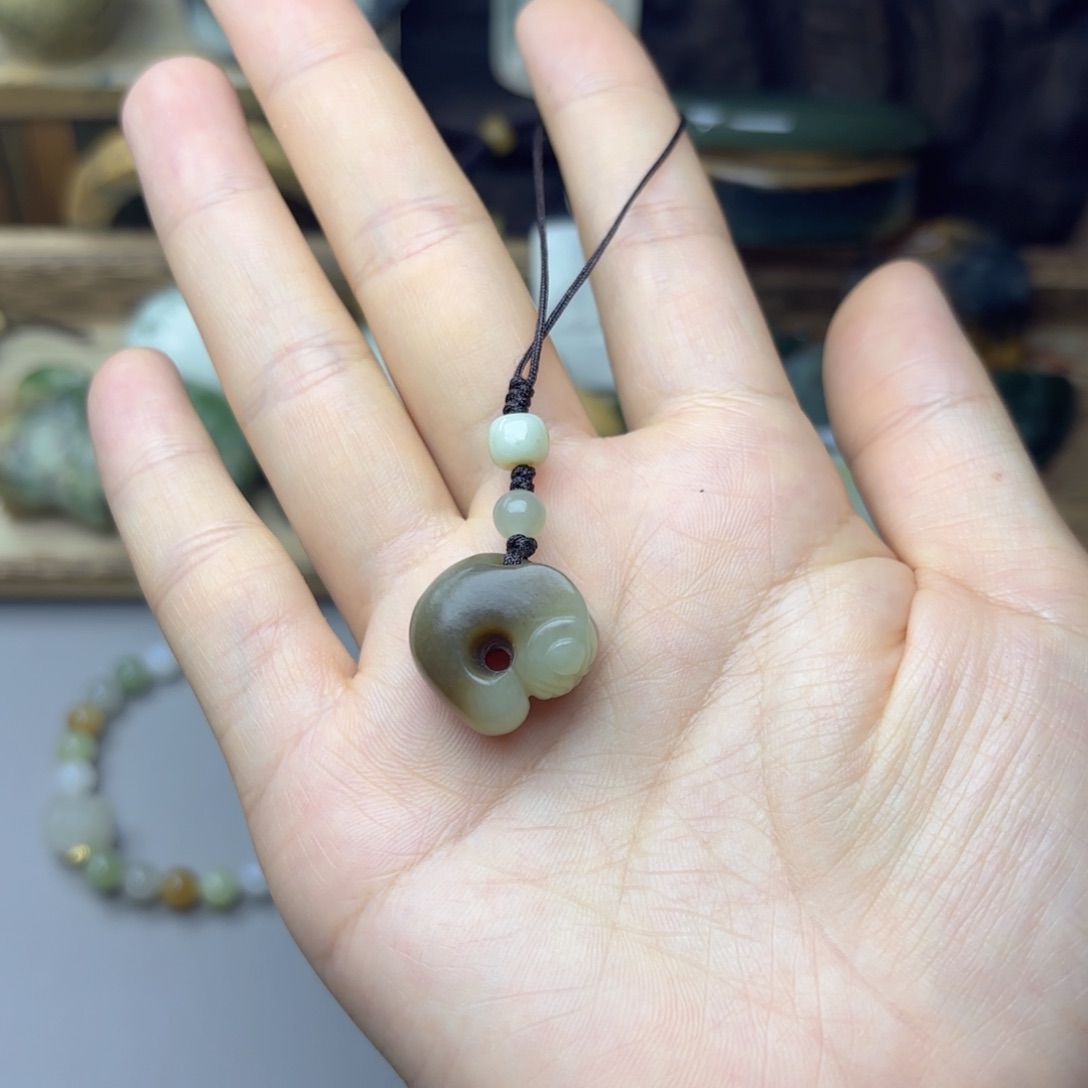 颈饰未镶嵌透闪石质玉
