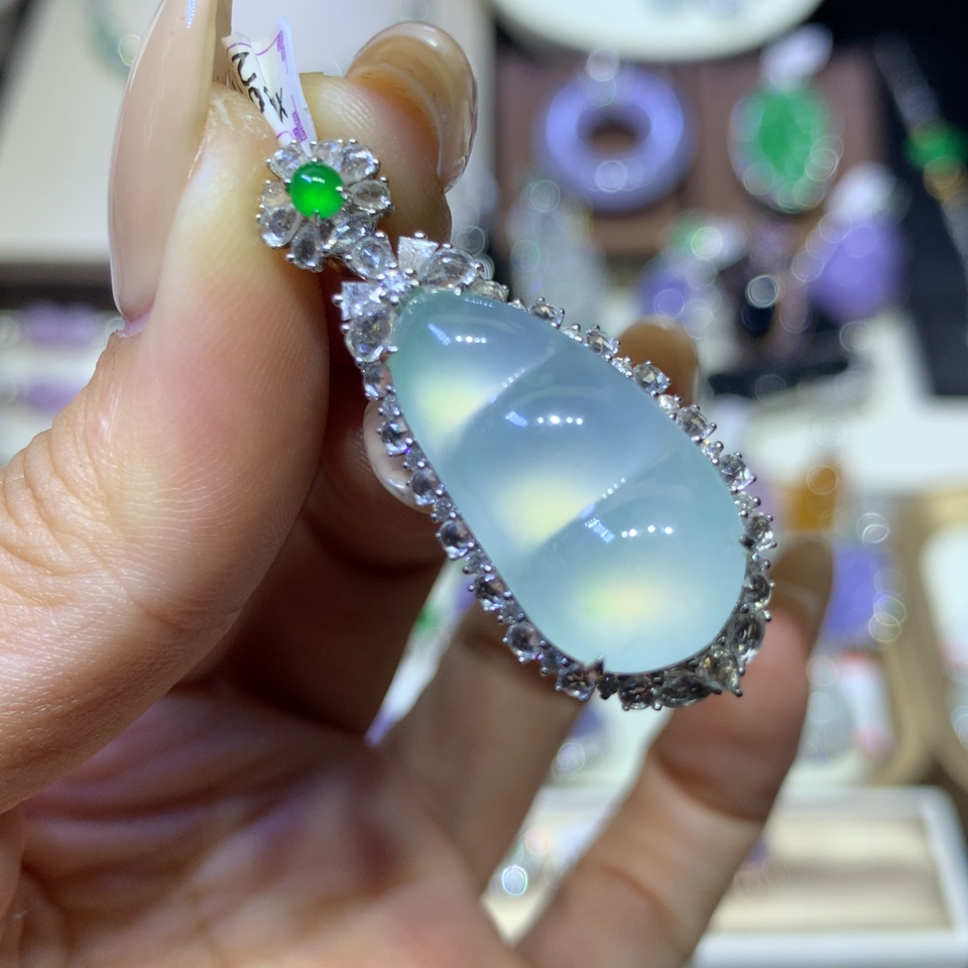 翡翠18K金镶嵌颈饰