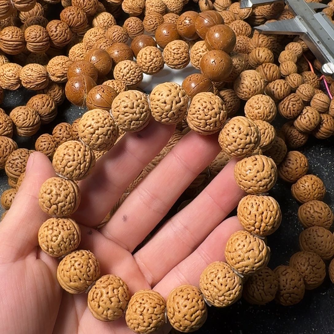 ****躁桃核吊坠野生手串