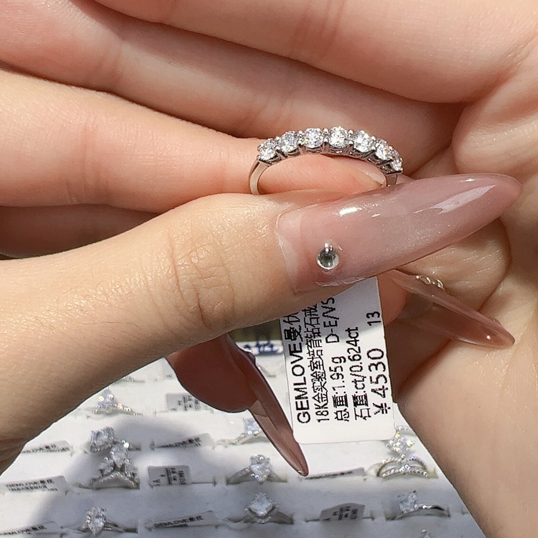 实验室培育钻石18K金镶嵌小****?0.624ct 13圈