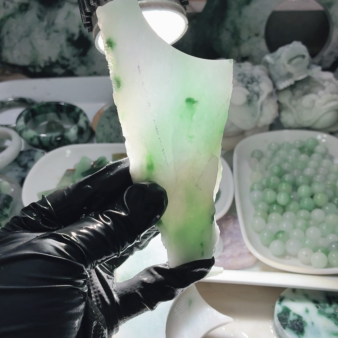 翡翠未镶嵌颈饰边角料