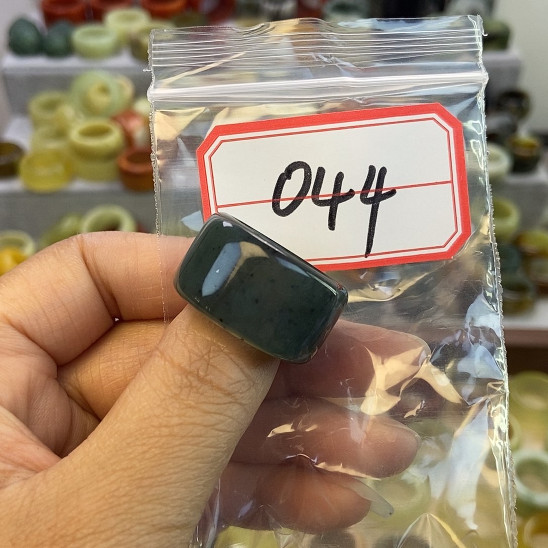 好***好蛇纹石玉未镶嵌戒指