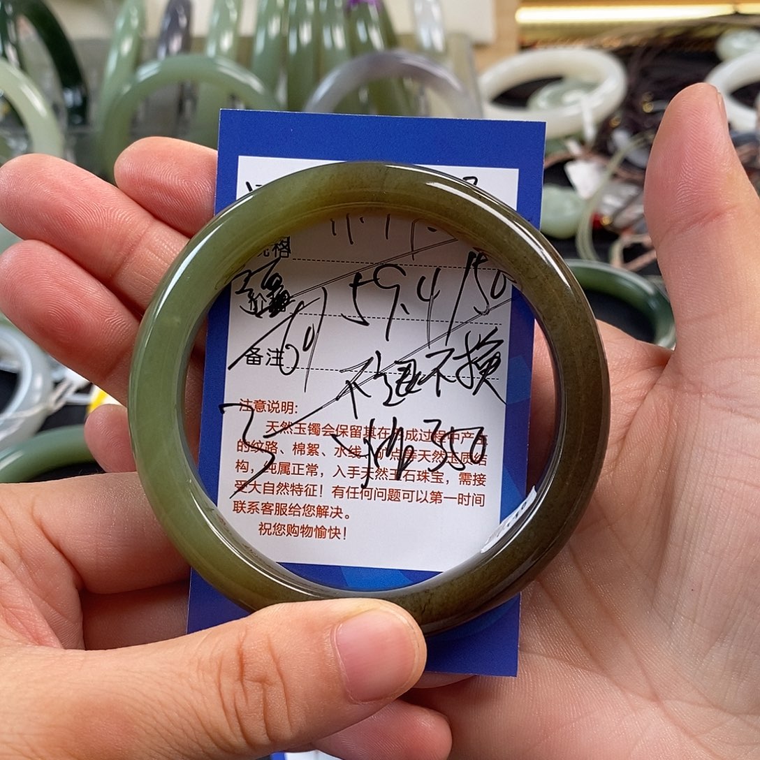 挽***秋和田玉未镶嵌手镯