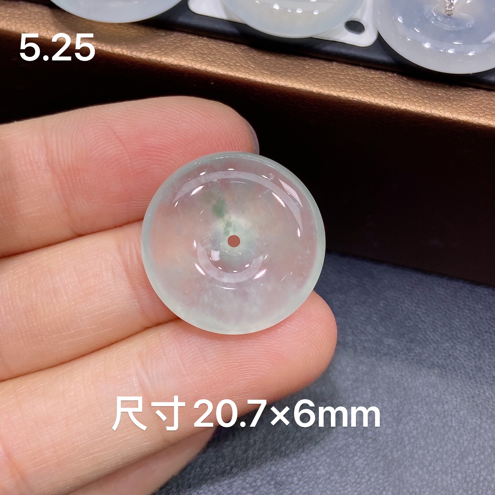 缅甸天然A货翡翠，高冰种起光精致小平安扣吊坠，锁骨链精美款式Z