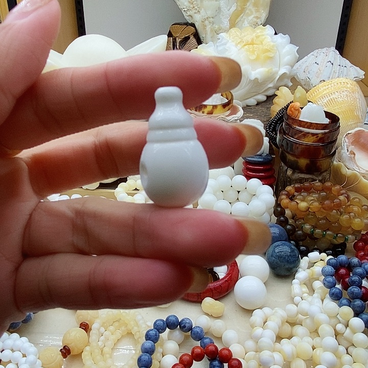 行**水珠子的颜色是红色和红色