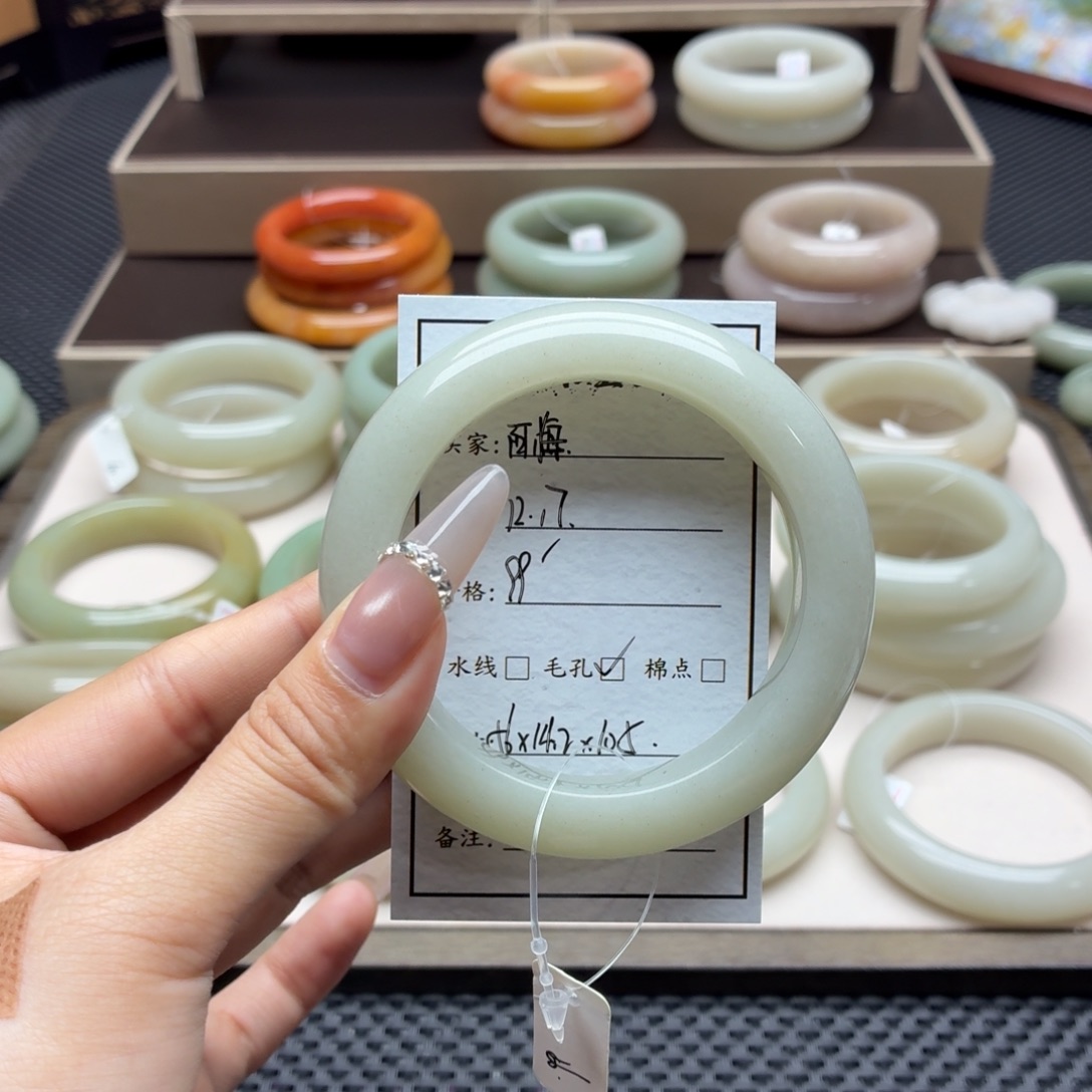 阿***梅石英质玉未镶嵌手镯