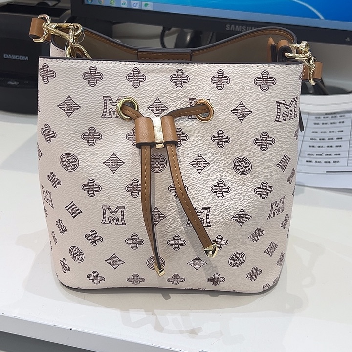 蚕丝PVC蒙娜丽莎水桶包