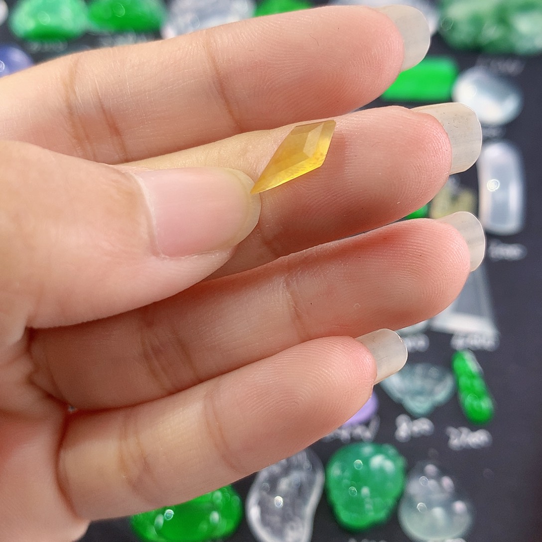 【闪购商品】翡翠颈饰未镶嵌切割