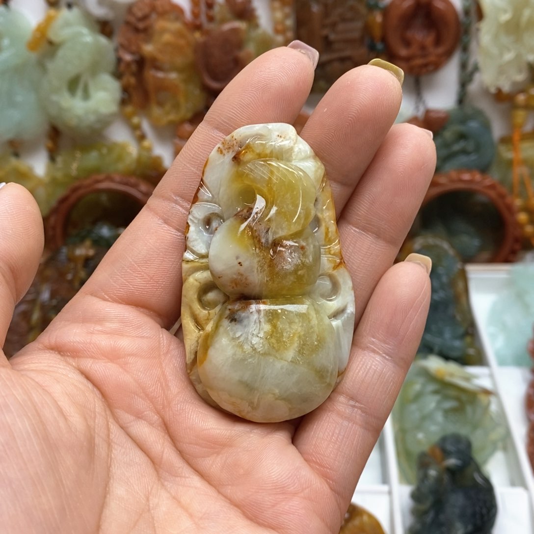 蛇纹石玉颈饰未镶嵌