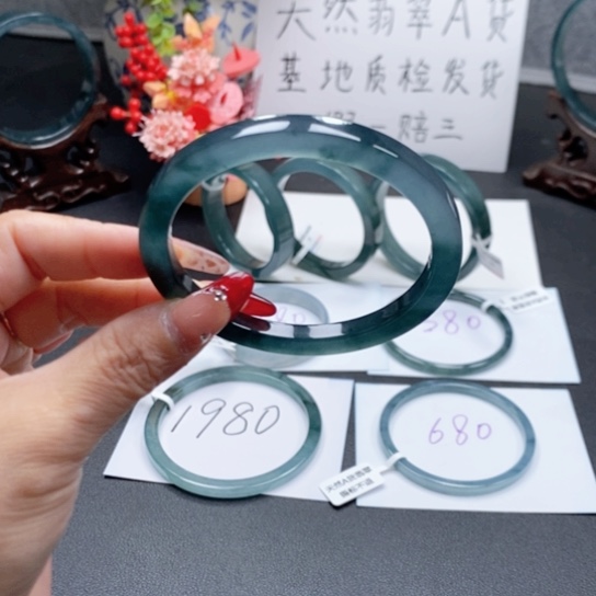 翡翠手镯未镶嵌草****?58尺寸