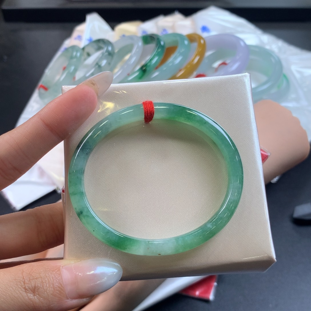 翡翠未镶嵌手镯55贵妃