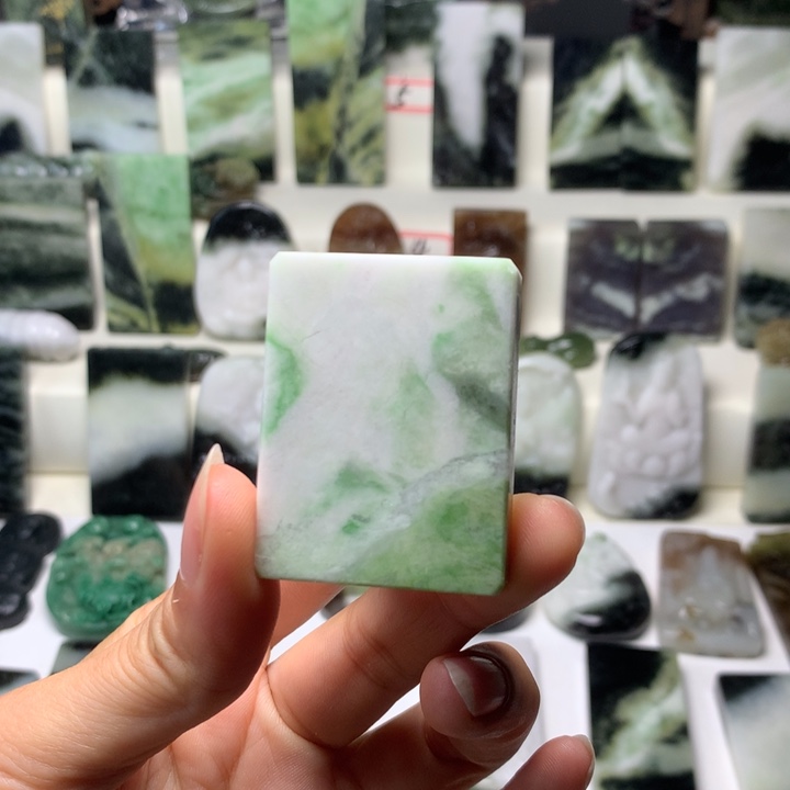 独山玉未镶嵌颈饰