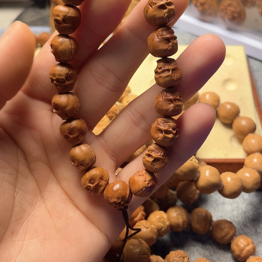 龙纹桃核雕刻骷髅头