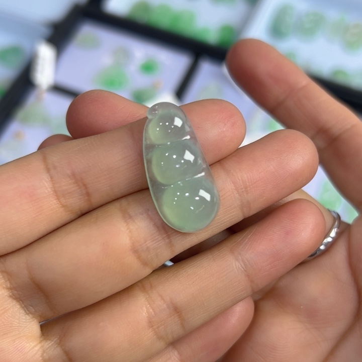 翡翠颈饰18K金镶嵌福豆