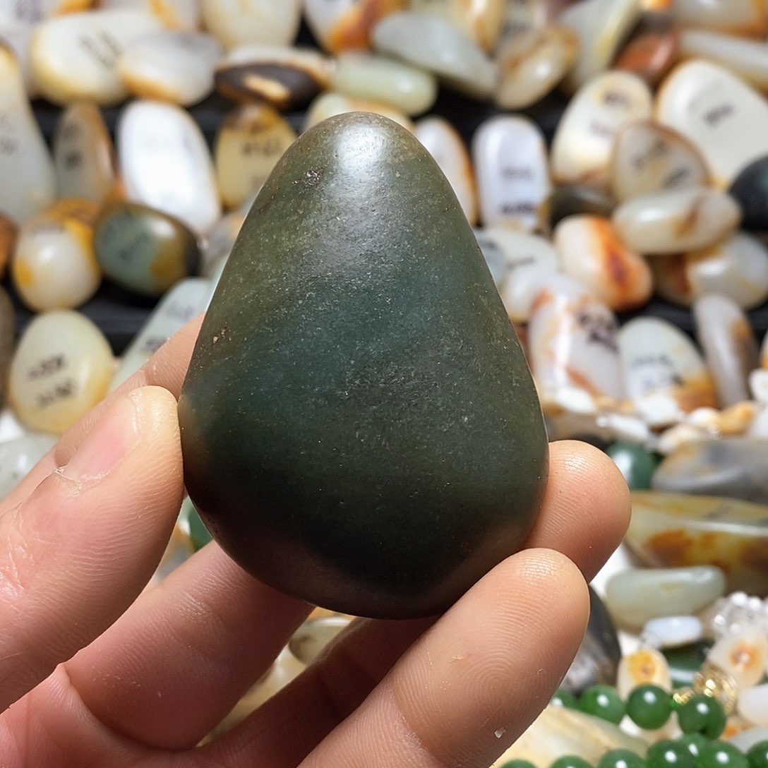 和田玉颈饰未镶嵌沙枣青手把件原石