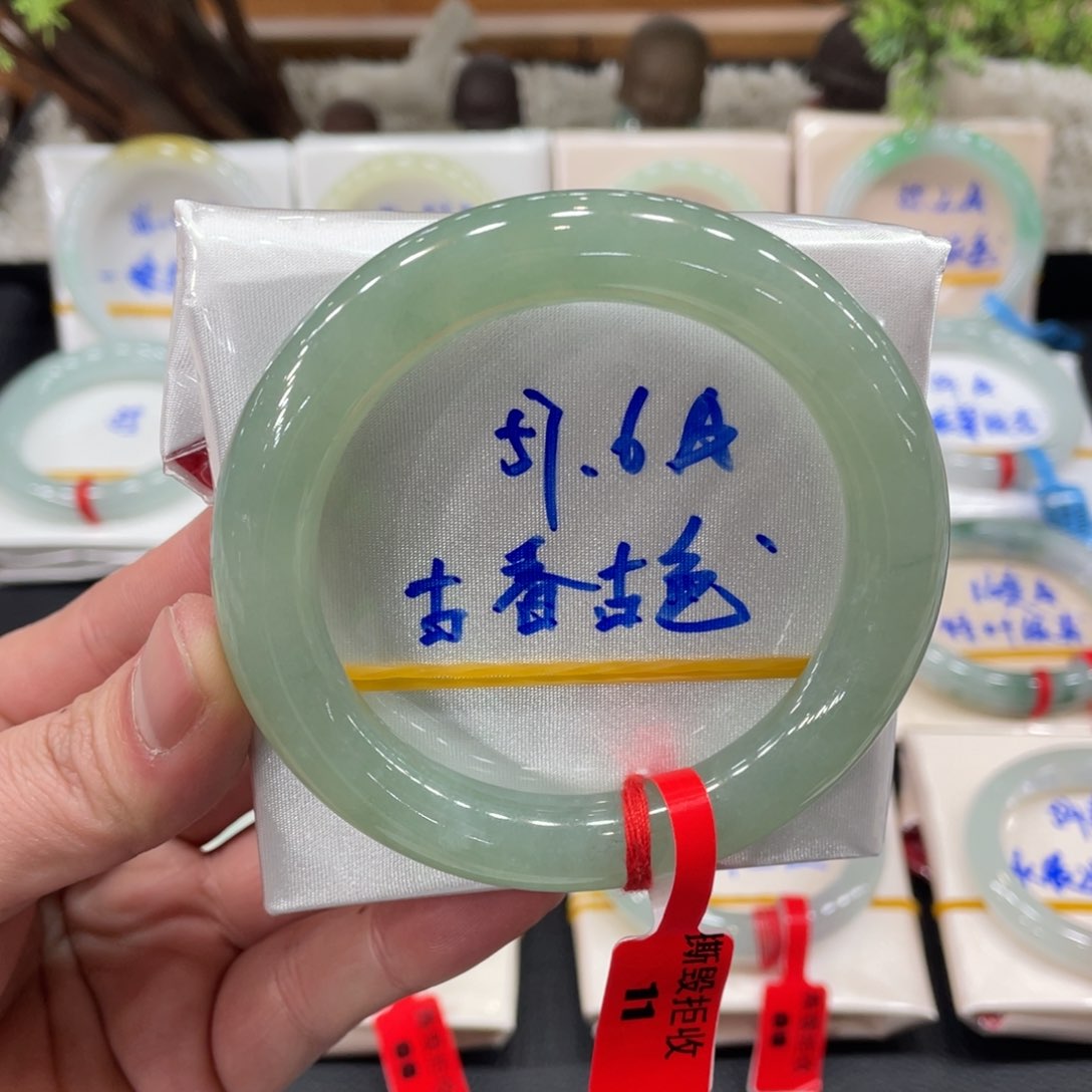 翡翠手镯未镶嵌翡翠